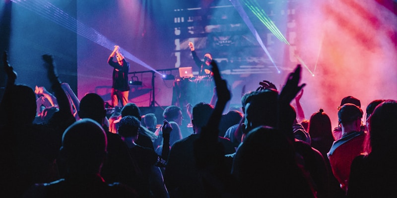 意昂体育铁粉聚集地社区内球迷热烈讨论交流场景